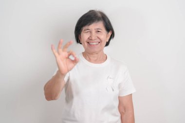 Konsept için beyaz kurdeleli yaşlılar Kasım Akciğer Kanseri Bilinci Ayı, Kadınlara Karşı Şiddeti Durdurma, Evlat Edinme, Mayıs Retinoblastoma, Kadın Sağlığı Eylemi, Mart Osteoporozu, Ekim Osteoporoz 