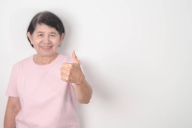 Pembe Ekim Kanser Bilinci Ayı için pembe gömlekli yaşlı kadın, Mayıs Kadın Sağlığı, Kadın Hakları, Güçlendirme, Mart Uluslararası Kadınlar Günü, Şubat Sevgililer Günü, Mayıs Uluslararası Anne 