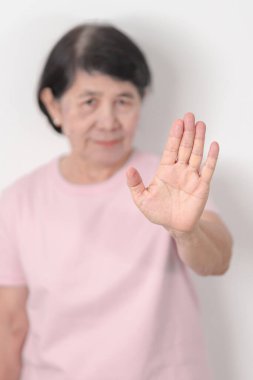 Pembe Ekim Kanser Bilinci Ayı için pembe gömlekli yaşlı kadın, Mayıs Kadın Sağlığı, Kadın Hakları, Güçlendirme, Mart Uluslararası Kadınlar Günü, Şubat Sevgililer Günü, Mayıs Uluslararası Anne 