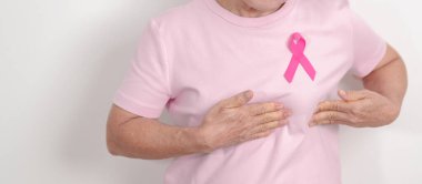 Pembe Ekim Göğüs Kanseri Bilinci ayı için kurdelesi olan yaşlı bir kadın, Mayıs Kadın Sağlığı, Şubat Dünya Kanser Günü, insanlara yaşam ve hastalık desteği veriyor. Ulusal kanser kurtulanları ayı