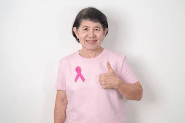 Pembe Ekim Göğüs Kanseri Bilinci ayı için kurdelesi olan yaşlı bir kadın, Mayıs Kadın Sağlığı, Şubat Dünya Kanser Günü, insanlara yaşam ve hastalık desteği veriyor. Ulusal kanser kurtulanları ayı