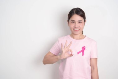 Pembe Ekim Göğüs Kanseri Farkındalığı Ayı, insanların yaşam ve hastalıklarını desteklemek için pembe kurdeleli kadın. Ulusal Kanserden kurtulanlar Ayı, Kadın Sağlığı Günü ve Şubat Dünya Kanser Günü