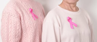 Pembe Ekim Kanser Bilinci ayı için pembe kurdeleli çift, Mayıs Kadın Sağlığı, Kasım Doğum Ebeveynleri Evlat Edinme, Kadın Hakları, Yetkilendirme, Mart Uluslararası Kadınlar Günü ve Kanser Günü