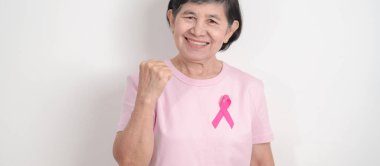 Pembe Ekim Göğüs Kanseri Bilinci ayı için kurdelesi olan yaşlı bir kadın, Mayıs Kadın Sağlığı, Şubat Dünya Kanser Günü, insanlara yaşam ve hastalık desteği veriyor. Ulusal kanser kurtulanları ayı