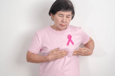 Pembe Ekim Göğüs Kanseri Bilinci ayı için kurdelesi olan yaşlı bir kadın, Mayıs Kadın Sağlığı, Şubat Dünya Kanser Günü, insanlara yaşam ve hastalık desteği veriyor. Ulusal kanser kurtulanları ayı