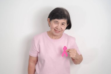 Pembe Ekim Göğüs Kanseri Bilinci ayı için kurdelesi olan yaşlı bir kadın, Mayıs Kadın Sağlığı, Şubat Dünya Kanser Günü, insanlara yaşam ve hastalık desteği veriyor. Ulusal kanser kurtulanları ayı