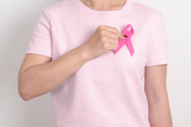 Pembe Ekim Göğüs Kanseri Farkındalığı Ayı, insanların yaşam ve hastalıklarını desteklemek için pembe kurdeleli kadın. Ulusal Kanserden kurtulanlar Ayı, Kadın Sağlığı Günü ve Şubat Dünya Kanser Günü