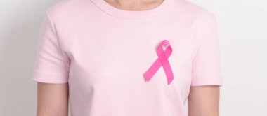 Pembe Ekim Göğüs Kanseri Farkındalığı Ayı, insanların yaşam ve hastalıklarını desteklemek için pembe kurdeleli kadın. Ulusal Kanserden kurtulanlar Ayı, Kadın Sağlığı Günü ve Şubat Dünya Kanser Günü