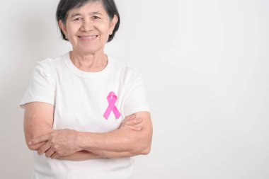 Pembe Ekim Göğüs Kanseri Bilinci ayı için kurdelesi olan yaşlı bir kadın, Mayıs Kadın Sağlığı, Şubat Dünya Kanser Günü, insanlara yaşam ve hastalık desteği veriyor. Ulusal kanser kurtulanları ayı