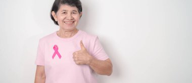 Pembe Ekim Göğüs Kanseri Bilinci ayı için kurdelesi olan yaşlı bir kadın, Mayıs Kadın Sağlığı, Şubat Dünya Kanser Günü, insanlara yaşam ve hastalık desteği veriyor. Ulusal kanser kurtulanları ayı