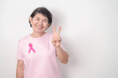 Pembe Ekim Göğüs Kanseri Bilinci ayı için kurdelesi olan yaşlı bir kadın, Mayıs Kadın Sağlığı, Şubat Dünya Kanser Günü, insanlara yaşam ve hastalık desteği veriyor. Ulusal kanser kurtulanları ayı