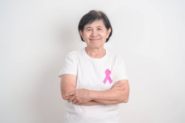 Pembe Ekim Göğüs Kanseri Bilinci ayı için kurdelesi olan yaşlı bir kadın, Mayıs Kadın Sağlığı, Şubat Dünya Kanser Günü, insanlara yaşam ve hastalık desteği veriyor. Ulusal kanser kurtulanları ayı