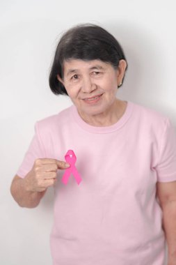 Pembe Ekim Göğüs Kanseri Bilinci ayı için kurdelesi olan yaşlı bir kadın, Mayıs Kadın Sağlığı, Şubat Dünya Kanser Günü, insanlara yaşam ve hastalık desteği veriyor. Ulusal kanser kurtulanları ayı