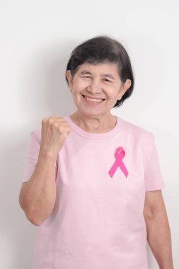 Pembe Ekim Göğüs Kanseri Bilinci ayı için kurdelesi olan yaşlı bir kadın, Mayıs Kadın Sağlığı, Şubat Dünya Kanser Günü, insanlara yaşam ve hastalık desteği veriyor. Ulusal kanser kurtulanları ayı