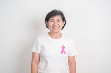 Pembe Ekim Göğüs Kanseri Bilinci ayı için kurdelesi olan yaşlı bir kadın, Mayıs Kadın Sağlığı, Şubat Dünya Kanser Günü, insanlara yaşam ve hastalık desteği veriyor. Ulusal kanser kurtulanları ayı