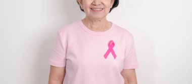 Pembe Ekim Göğüs Kanseri Bilinci Ayı için pembe kurdeleli yaşlı kadın, Mayıs Kadın Sağlığı, Ağustos Dünya Emzirme Haftası, Emziren Anneler, Hamilelik ve Bebek Kayıp Anma Töreni, Ölü Doğum 