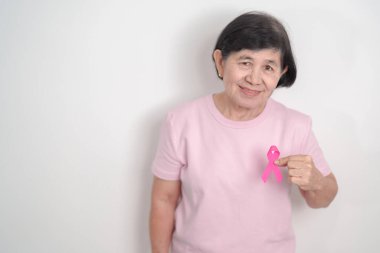 Pembe Ekim Göğüs Kanseri Bilinci Ayı için pembe kurdeleli yaşlı kadın, Mayıs Kadın Sağlığı, Ağustos Dünya Emzirme Haftası, Emziren Anneler, Hamilelik ve Bebek Kayıp Anma Töreni, Ölü Doğum 