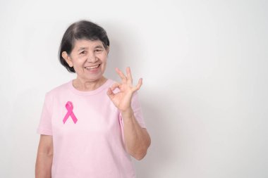 Pembe Ekim Göğüs Kanseri Bilinci Ayı için pembe kurdeleli yaşlı kadın, Mayıs Kadın Sağlığı, Ağustos Dünya Emzirme Haftası, Emziren Anneler, Hamilelik ve Bebek Kayıp Anma Töreni, Ölü Doğum 