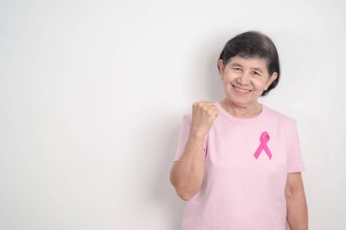 Pembe Ekim Göğüs Kanseri Bilinci Ayı için pembe kurdeleli yaşlı kadın, Mayıs Kadın Sağlığı, Ağustos Dünya Emzirme Haftası, Emziren Anneler, Hamilelik ve Bebek Kayıp Anma Töreni, Ölü Doğum 