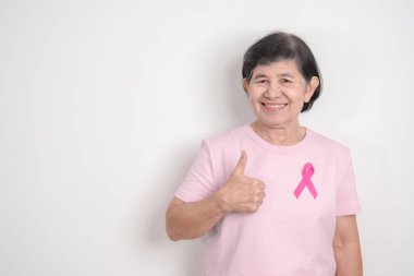 Pembe Ekim Göğüs Kanseri Bilinci Ayı için pembe kurdeleli yaşlı kadın, Mayıs Kadın Sağlığı, Ağustos Dünya Emzirme Haftası, Emziren Anneler, Hamilelik ve Bebek Kayıp Anma Töreni, Ölü Doğum 