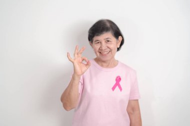 Pembe Ekim Göğüs Kanseri Bilinci Ayı için pembe kurdeleli yaşlı kadın, Mayıs Kadın Sağlığı, Ağustos Dünya Emzirme Haftası, Emziren Anneler, Hamilelik ve Bebek Kayıp Anma Töreni, Ölü Doğum 