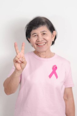 Pembe Ekim Göğüs Kanseri Bilinci Ayı için pembe kurdeleli yaşlı kadın, Mayıs Kadın Sağlığı, Ağustos Dünya Emzirme Haftası, Emziren Anneler, Hamilelik ve Bebek Kayıp Anma Töreni, Ölü Doğum 