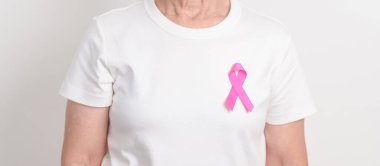 Pembe Ekim Göğüs Kanseri Bilinci Ayı için pembe kurdeleli yaşlı kadın, Mayıs Kadın Sağlığı, Ağustos Dünya Emzirme Haftası, Emziren Anneler, Hamilelik ve Bebek Kayıp Anma Töreni, Ölü Doğum 