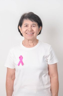 Pembe Ekim Göğüs Kanseri Bilinci Ayı için pembe kurdeleli yaşlı kadın, Mayıs Kadın Sağlığı, Ağustos Dünya Emzirme Haftası, Emziren Anneler, Hamilelik ve Bebek Kayıp Anma Töreni, Ölü Doğum 