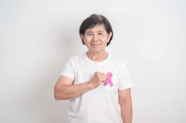 Pembe Ekim Göğüs Kanseri Bilinci Ayı için pembe kurdeleli yaşlı kadın, Mayıs Kadın Sağlığı, Ağustos Dünya Emzirme Haftası, Emziren Anneler, Hamilelik ve Bebek Kayıp Anma Töreni, Ölü Doğum 