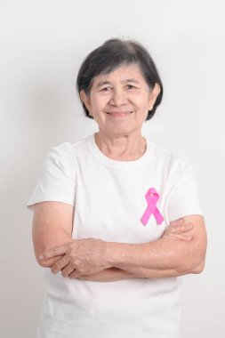 Pembe Ekim Göğüs Kanseri Bilinci Ayı için pembe kurdeleli yaşlı kadın, Mayıs Kadın Sağlığı, Ağustos Dünya Emzirme Haftası, Emziren Anneler, Hamilelik ve Bebek Kayıp Anma Töreni, Ölü Doğum 