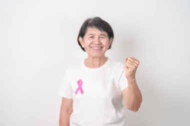 Pembe Ekim Göğüs Kanseri Bilinci Ayı için pembe kurdeleli yaşlı kadın, Mayıs Kadın Sağlığı, Ağustos Dünya Emzirme Haftası, Emziren Anneler, Hamilelik ve Bebek Kayıp Anma Töreni, Ölü Doğum 