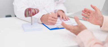 Karaciğer anatomisi olan bir doktor. Karaciğer kanseri, tümör, sarılık, viral hepatit, siroz, başarısızlık, büyümüş, Hepatik Ensefalopati, Ascites Aids 