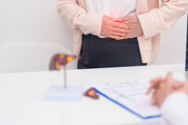 Karaciğer anatomisi olan bir doktor. Karaciğer kanseri, tümör, sarılık, viral hepatit, siroz, başarısızlık, büyümüş, Hepatik Ensefalopati, Ascites Aids 