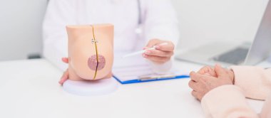 Göğüs büyütme cerrahisi için kadın hasta danışmanlığı, Ekim Kanser Farkındalığı ayı, implant, teşhis, kadın büyümesi ve tıbbi sağlık konsepti