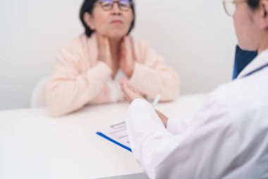Boynu ağrıyan ve tiroid hastalıkları konusunda doktora danışmanlık yapan yaşlı bir hasta. Hipotiroidizm, hipotiroidizm, Hashimoto Thyroiditis, Tiroid Tümör ve Kanser, Papillary Carcinoma ve Medikal Sağlık