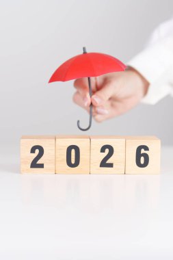 Kırmızı şemsiyeyle 2026 yılınız kutlu olsun. Sigorta, koruma, güvenlik ve yeni yıl tatili kavramları