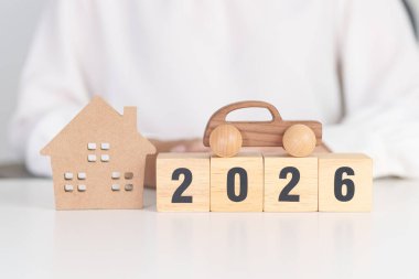 Ev ve araba modeli 2026 yılınız kutlu olsun. gayrimenkul, konut kredisi ve araba kredisi, vergi, yatırım, finans, tasarruf, faiz oranı, ekonomik durgunluk ve yeni yıl kavramları