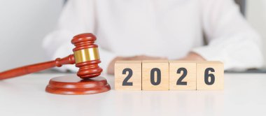  Yargıç Tokmak 'ın masasında mutlu yıllar 2026. Hukuk, avukat, yargı, adalet açık artırması ve teklif konsepti