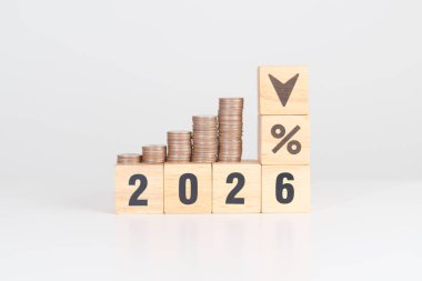 2026 Yeni Yıl 'ı UP ve Down ok yüzdesini bozuk para destesiyle değiştirerek. Faiz oranı, GSYİH, borsa, finans, deflasyon ve enflasyon, mortgage, borç, kredi ve ekonomik durgunluk