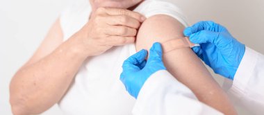 Aşı olduktan sonra bandajlı yaşlı kadın. Grip aşısı, Herpes Zoster, Tetanos, Covid 19 destekleyici, Dang, Ensefalit, Kuduz, Pnömokok, IPD, RSV aşıları 