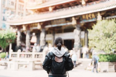 Tayvan 'da kadın gezgin, Longshan Tapınağı' nı gezen kadın turist, Wanhua Bölgesi, Taipei Şehri 'ndeki Çin halk dinî tapınağı. Şehir simgesi ve popüler. Seyahat ve Tatil kavramı