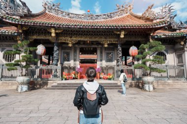 Tayvan 'da kadın gezgin, Longshan Tapınağı' nı gezen kadın turist, Wanhua Bölgesi, Taipei Şehri 'ndeki Çin halk dinî tapınağı. Şehir simgesi ve popüler. Seyahat ve Tatil kavramı