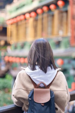 Tayvan 'da gezen bir kadın gezgin, sırt çantalı bir turist, Jiufen Old Street köyünü geziyor ve Çay Evi geçmişi var. Taipei şehrinin yakınlarındaki popüler yerler ve eğlence yerleri. Seyahat kavramı