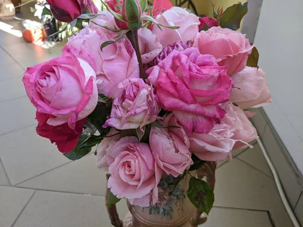 Duży Bukiet Róż Bliska — Zdjęcie stockowe