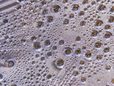 Beyaz arkaplan dokusuna su damlaları. Arkaplan camı su damlalarıyla kaplı. Sudaki kabarcıklar