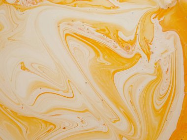 Sıvı akışkan sanat özgeçmişi. Beyaz, sarı dans eden akrilik boyalar suyun altında, uzay dumanı okyanusu