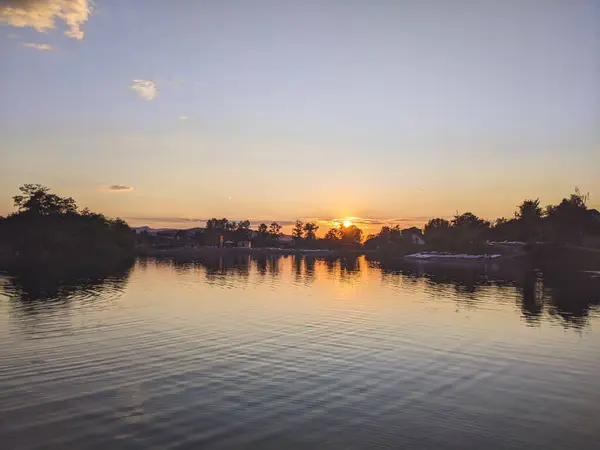 Matahari Terbenam Atas Danau Desa Tampilan Dari Taman Gambar Dalam — Stok Foto