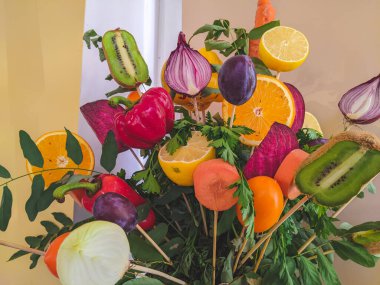 Parlak çiçek ve meyve buketi