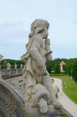 Moritzburg Şatosu, Saksonya Almanya 'sında bir çocuğun barok heykeli