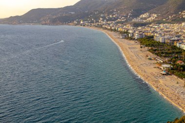Batı Alanya, Türkiye yüksek çözünürlüklü bir panoramayla Alanya Kalesi 'nden ve ünlü Kleopatra plajından izleniyor..